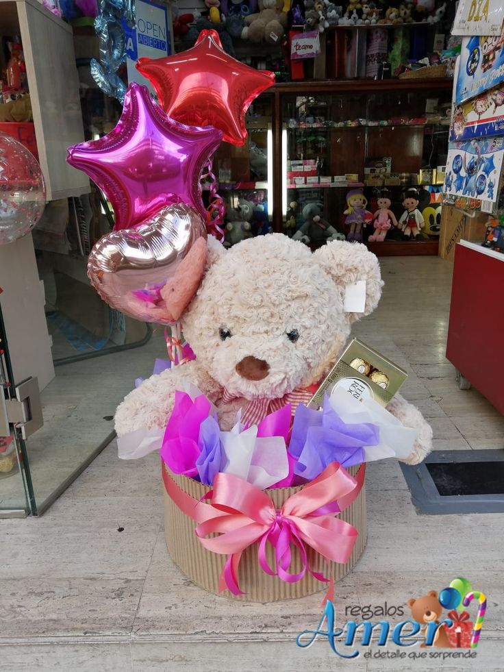 Abrazo de Oso Premium arreglo combinado con oso de peluche gigante, globos y ferreros