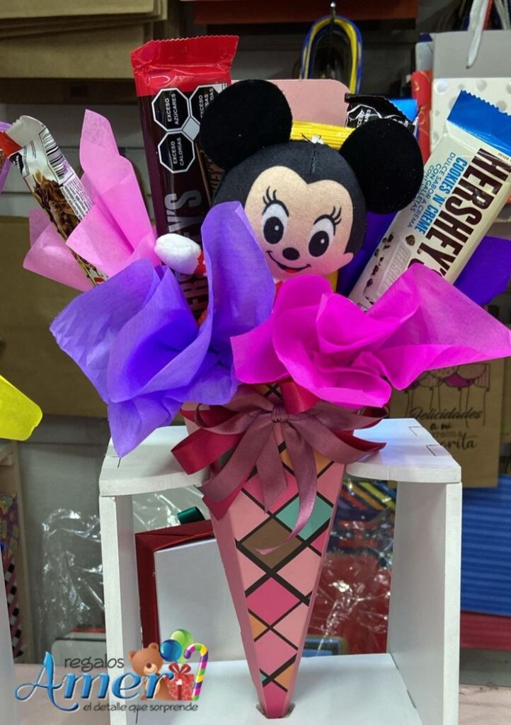arreglo racimo de chocolates con mickey o minnie mouse