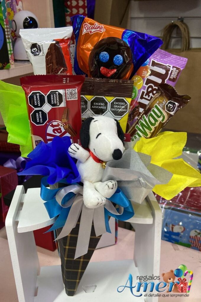 arreglo racimo de chocolates y llavero de peluche de snoopy