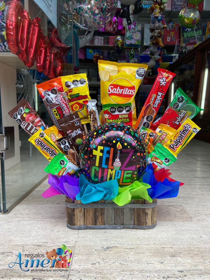 El Favorito de la Casa arreglo de dulces con globo de cumpleaños 2 (1)