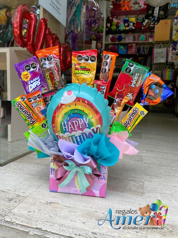 El Favorito de la Casa arreglo de dulces con con globo de cumpleaños (1)