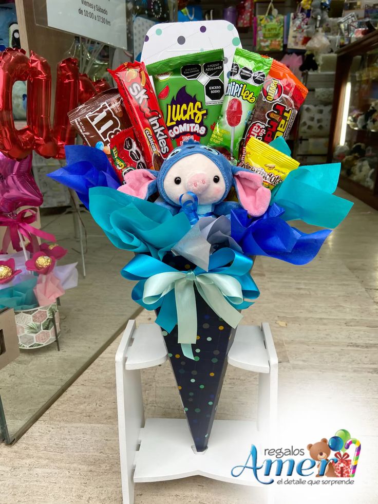 racimo de dulces con llavero de peluche de cochinito disfrazado de stitch