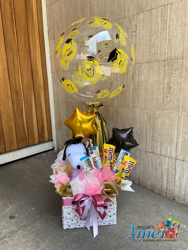 Home arreglo de graduación con peluche de snoopy graduado, chocolates globo burbuja y estrellas